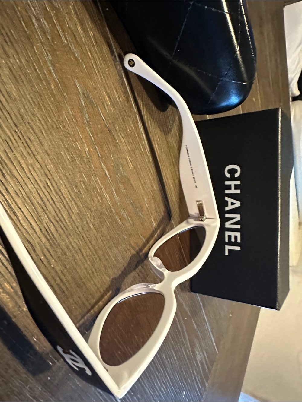 CHANEL Black and White Retro Cat-Eye Sunglasses - Picture 7 of 7